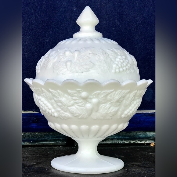 Mid Century Vintage Westmoreland Finial Lidded Fruit Embossed Candy Dish - Picture 5 of 12